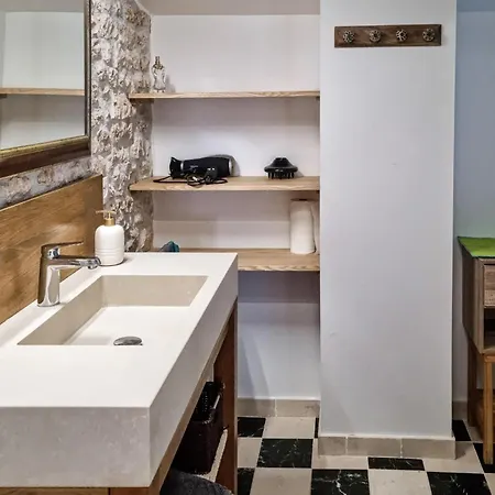 2 Bedroom Lovely In